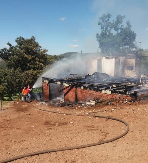 Residência é destruída por incêndio em Erval Grande.