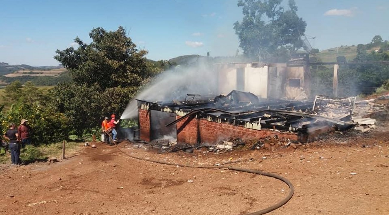 Residência é destruída por incêndio em Erval Grande.