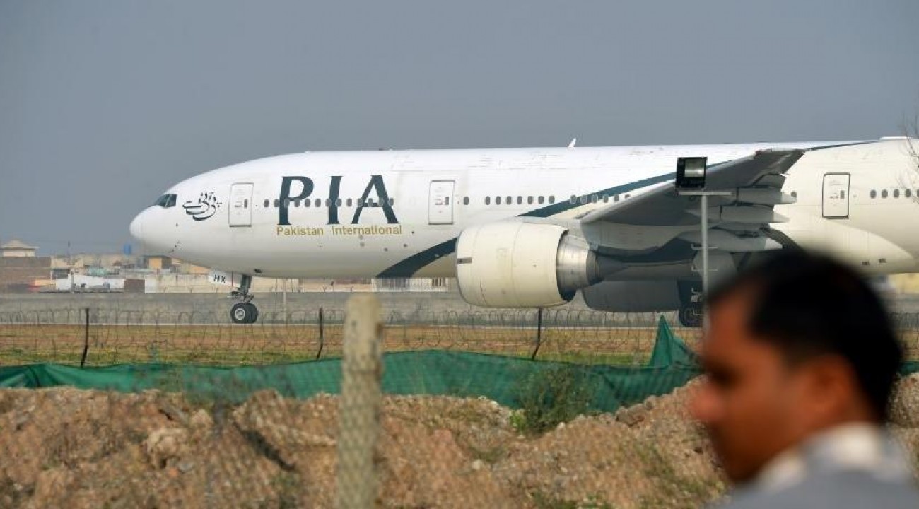 Avião cai em área residencial do Paquistão.