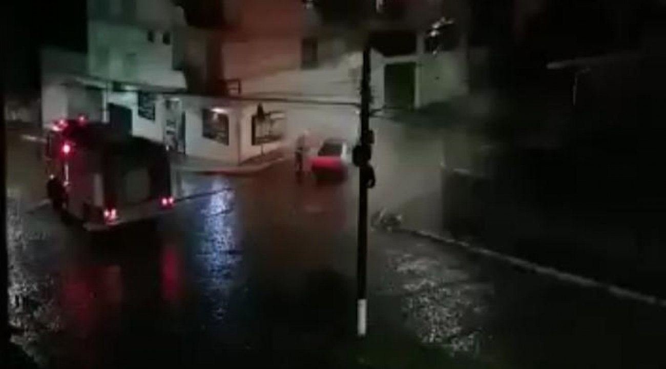 Carro pega fogo durante a madrugada em Carazinho.